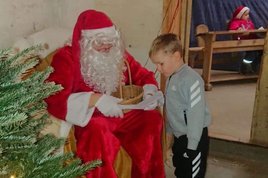 B�rnehaver bes�ger julemanden