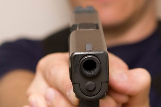 Pistolbev�bnet mand ville skyde kvinde