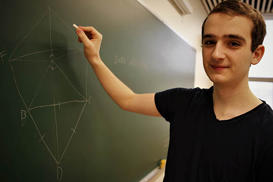 HTX-elev brillerer i stor matematikdyst