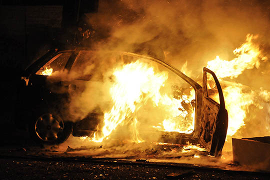 Stj�len bil stukket i brand i granitbrud