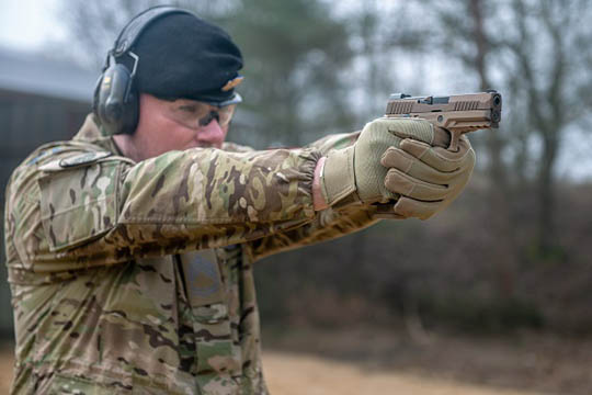 Kasernens folk f�r nye pistoler