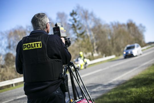 To bilister fik fartb�der