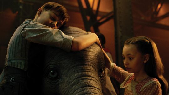 Flyvende elefantunge i R�nne Bio