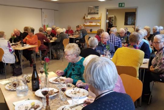 Ensomme skal spise sammen