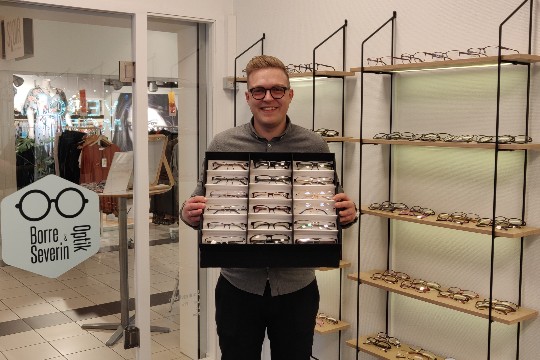Optiker fejrer 1 �rs f�dselsdag