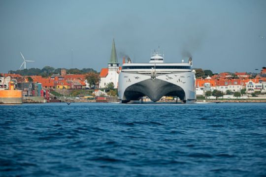 Hurtigf�rge p�sejlede motorb�d - trafik p�virkes