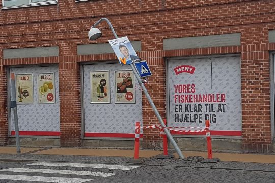 Ung bilist k�rte galt p� Lille Torv