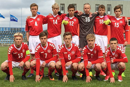 Bank inviterer til landskampe