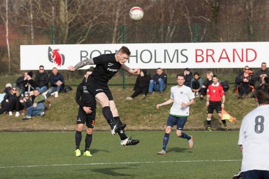 R�nne fB videre til finalen efter stor sejr