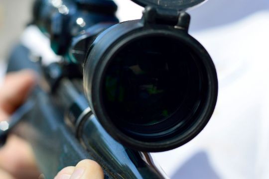 57-�rig g�rdejers rifler l� frit fremme