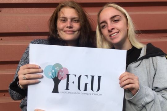 To unge designede nyt skolelogo