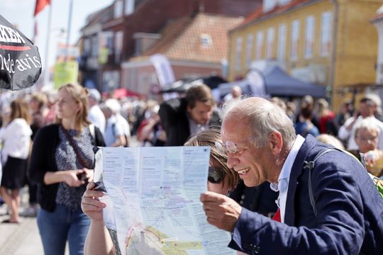 32.000 med p� Folkem�dets f�rste dag