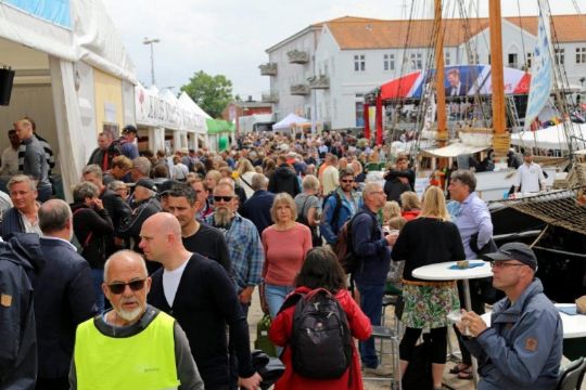 111.000 g�ster bes�gte Folkem�det i �r