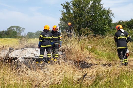 Brandfolk m�tte slukke ulmende sankthansb�l