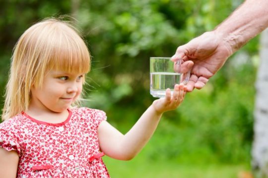 Drik altid koldt vand i varmen