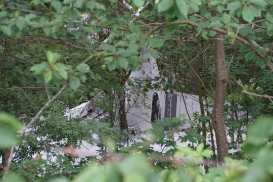 Sportsfly styrtet ned i skov n�r lufthavnen