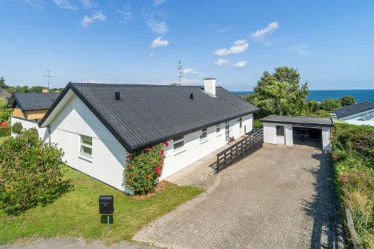 Velholdt villa med sk�n udsigt