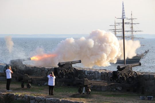 Kanonerne affyres p� Christians� 