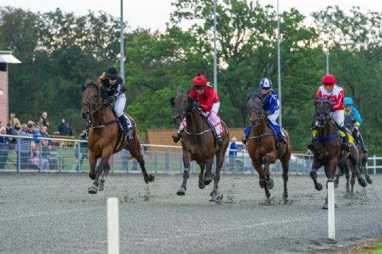 Girl power p� travbanen