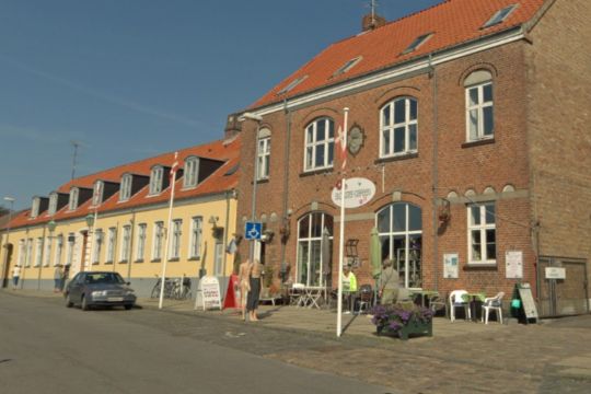 Blomstercaf�en i Aakirkeby lukker