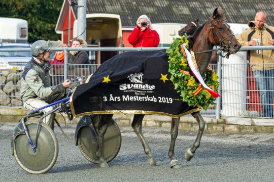 Topopdr�tter n�d sejren til Eternity La Marc