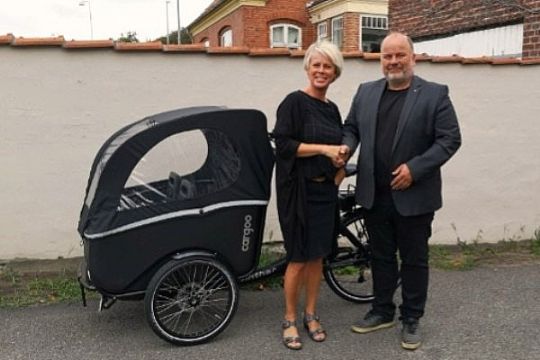 Rotary Klub donerer ladcykel til krisecenter