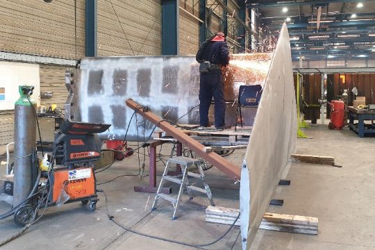 16 tons tung T-foil klar til Express 1