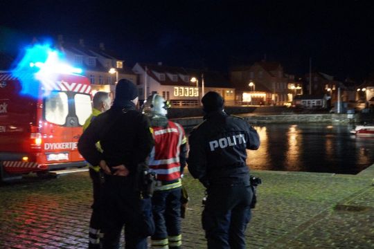 F�rerl�s bil k�rte i havnen i Allinge