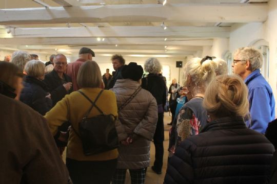 Tr�ngsel til fernisering i Svaneke