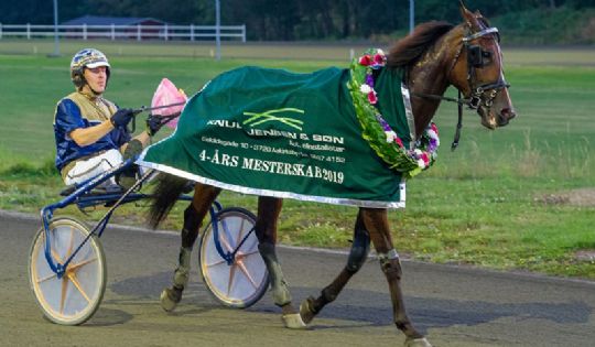 B�de bager og travtr�ner p� fuld tid