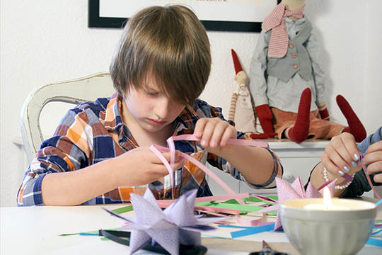 Gammeldaws julehygge med papir og saks