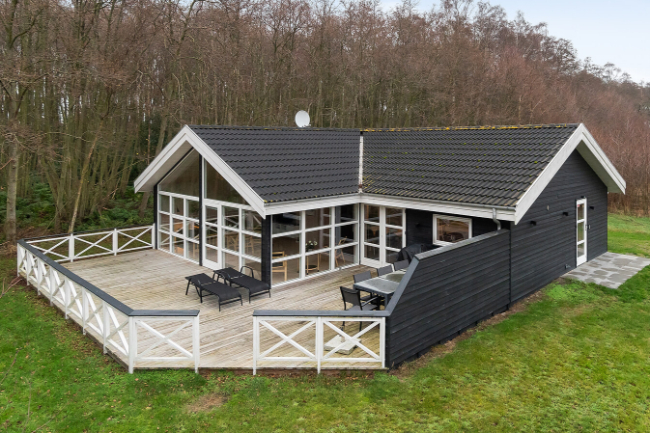 Flot fritidshus n�r S�marken Strand