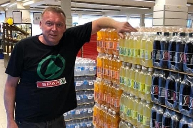 K�bmand hj�lper tr�ngte familier