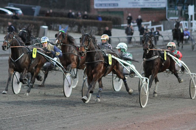 Sp�ndende travs�ndag i hovedstaden