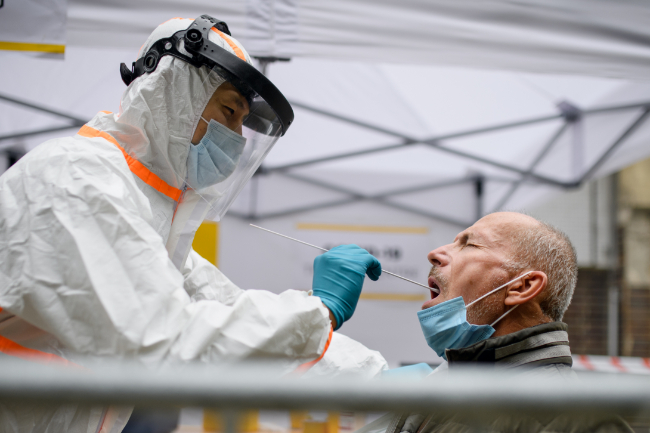 Opfordrer til Covid-19-test f�r ud- og hjemrejser