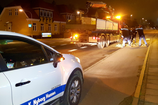 Lastbil tabte last med mursten i R�nne