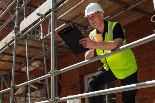 H�ndv�rkerne har travlt men byggeriet har toppet