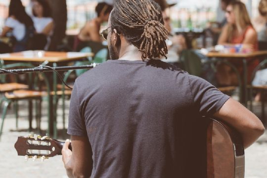 Restaurat�rer m� servere ude til kl. 02:00