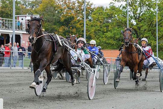 Derbyvinder g�ster travbanens �bningsdag