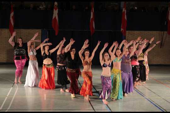 Stort danseshow i Aakirkeby-Hallerne