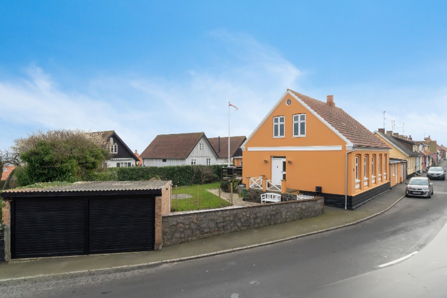 Stort byhus med udsigt til vandet