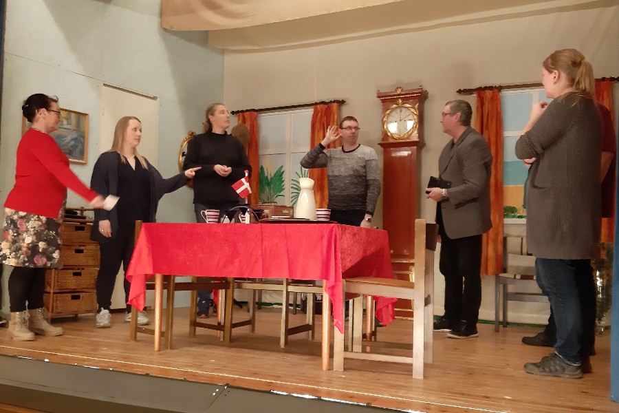 Tre debutanter i komedie i �sterlars