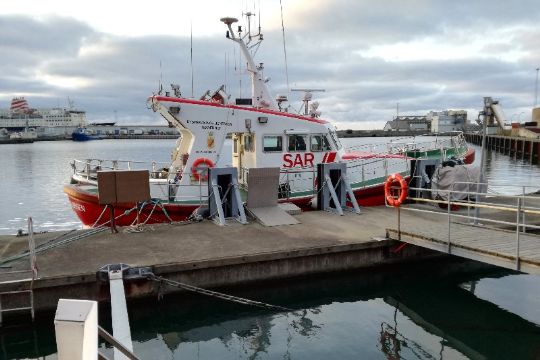 Fiskekutter bugseret til R�nne