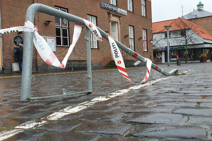 Uopm�rksom bilist v�ltede vejskilt