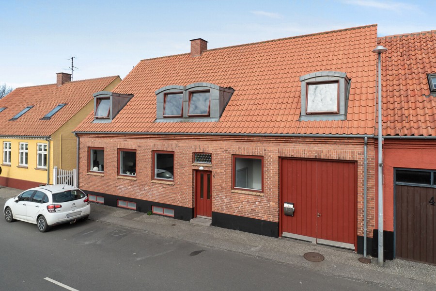 Rummeligt hus centralt i Nex�