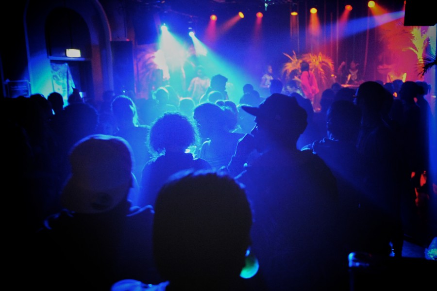 Unge �nsker m�dested uden voksne
