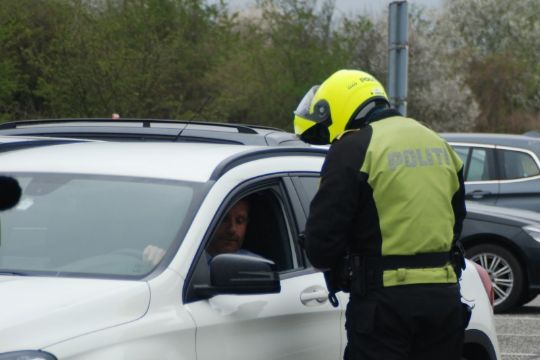 To bilister overtr�dte f�rdselsloven