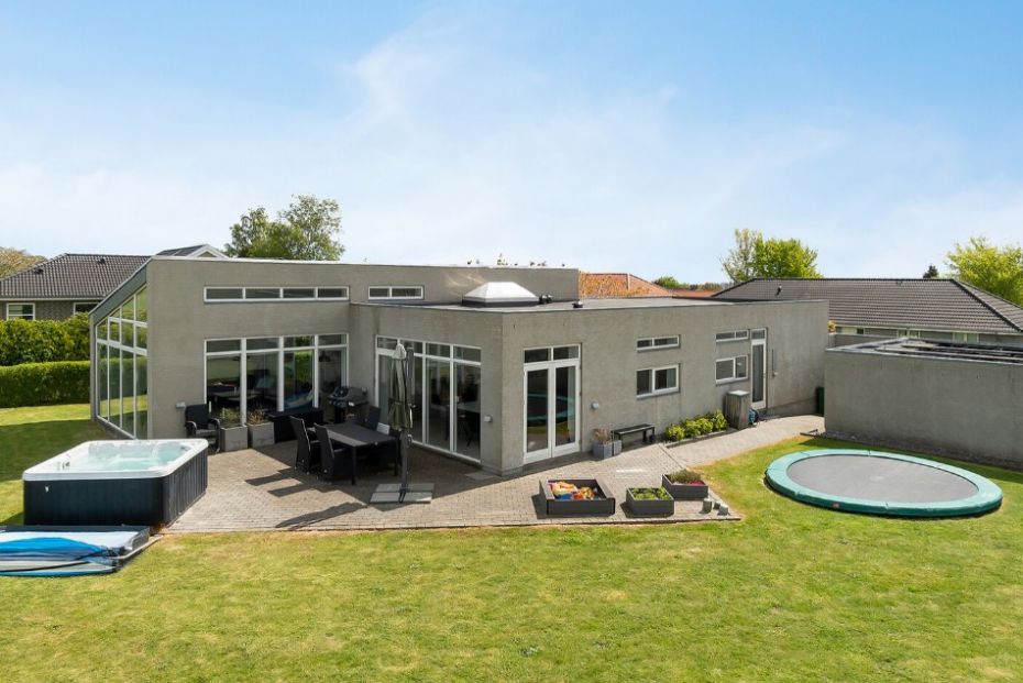 Moderne funkisvilla i Nex�