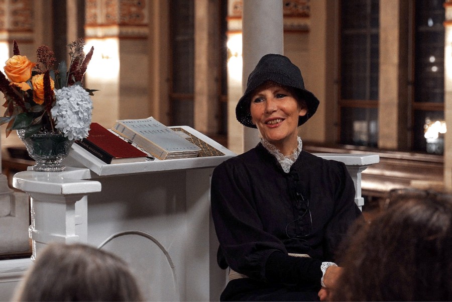 Karen Blixen g�ster Sandvig