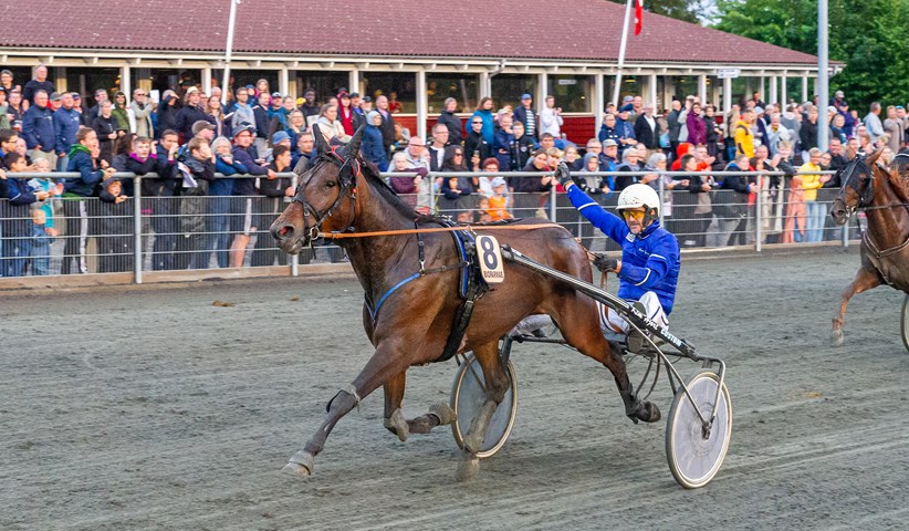April Hydrup tilbage p� travbanen